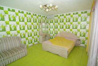 Гостиница Белая магнолия Алушта Трехместный номер с балконом-5