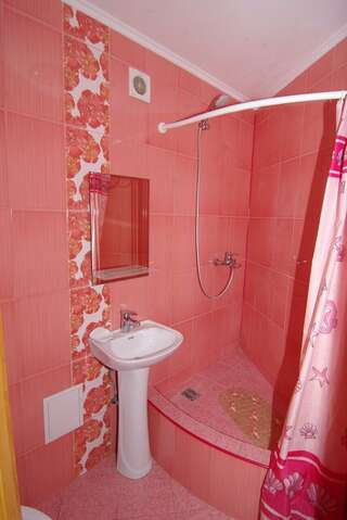 Гостиница Белая магнолия Алушта Трехместный номер с балконом-6