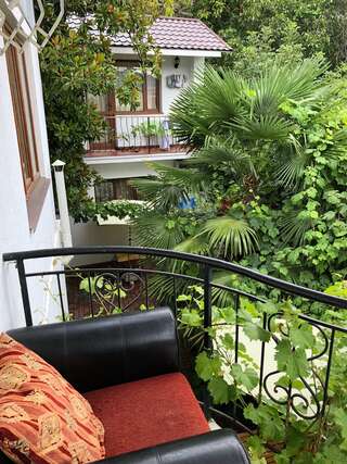 Гостиница Белая магнолия Алушта Четырехместный номер с балконом-7