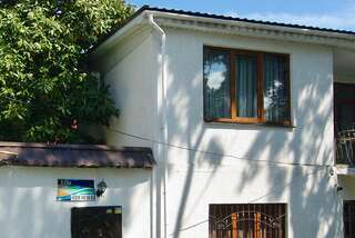 Гостиница Белая магнолия Алушта Четырехместный номер с балконом-1