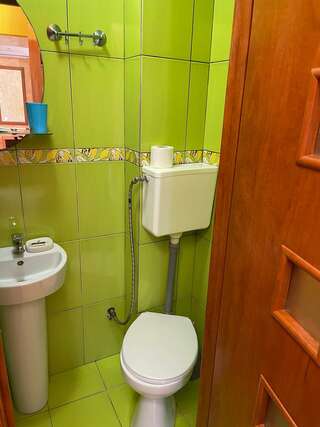 Гостиница Белая магнолия Алушта Бюджетный двухместный номер с 2 отдельными кроватями-8