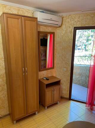 Гостиница Белая магнолия Алушта Бюджетный двухместный номер с 2 отдельными кроватями-2