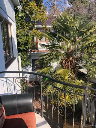 Гостиница Белая магнолия Алушта Трехместный номер с балконом-8