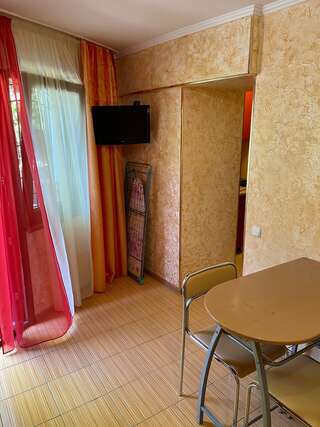 Гостиница Белая магнолия Алушта Бюджетный двухместный номер с 2 отдельными кроватями-3