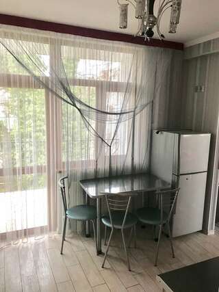 Гостиница Белая магнолия Алушта Четырехместный номер с балконом-8