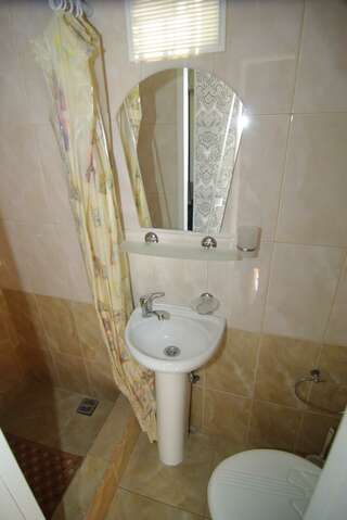 Гостиница Белая магнолия Алушта Стандартный четырехместный номер-6